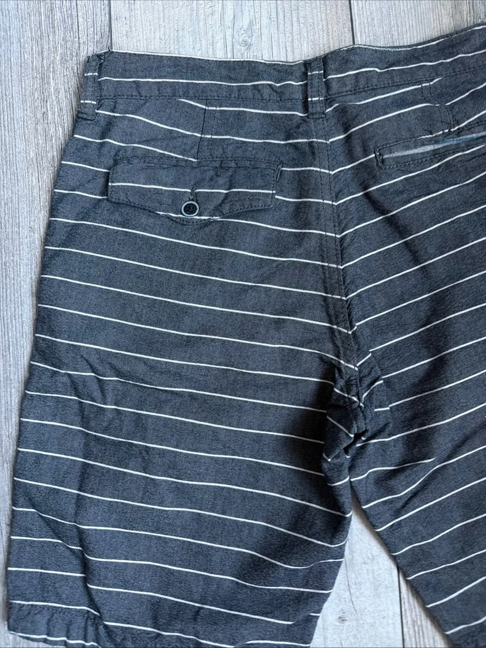 Quiksilver Amphibian Hybrid Men’s Size 30 Shorts. Grey stripes. Great condition